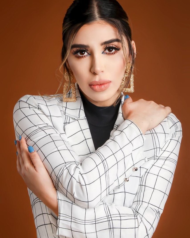 Kisah cinta Emma dan El Chapo menarik media setelah ia menjadi perhatian ketika menghadiri persidangan di 2019. Ketika itu, Emma datang dengan busana mahalnya. Padahal dalam sidang, jaksa membeberkan sejumlah wanita lain yang menjadi pacar pria yang lebih tua 31 tahun darinya itu. Foto: Instagram @maralumakeup