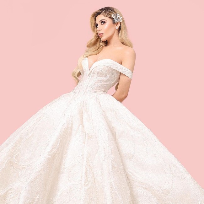 Aku bilang dia memenangkan (hatiku) dengan caranya berbicara, bagaimana dia memperlakukanku, bagaimana kami mulai akrab, pertama sebagai teman dari situ baru yang lain. Dia cenderung memenangkan orang dengan sikapnya, bagaimana dia memperlakukan orang secara umum, ujar Emma kepada Los Angeles Times. Foto: Instagram @maralumakeup