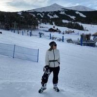 Selagi suaminya dipenjara, Emma Coronel sering kali memamerkan kehidupan glamour di Instagram. Dalam berbagai postingan, ia kerap berpose dengan busana seksi selagi menunjukkan barang-barang mewahnya. Di 2018, Emma pernah menggelar pesta bertemu Barbie yang memperlihatkan rumahnya yang megah bak mansion. Karena itu, ia dituduh menggunakan ketenaran suaminya untuk jadi selebgram. Foto: Instagram @therealemmacoronel