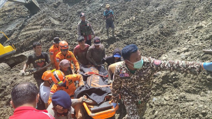 Evakuasi korban tertimpa longsor tambang emas ilegal di Parigi Moutong (dok. Istimewa).