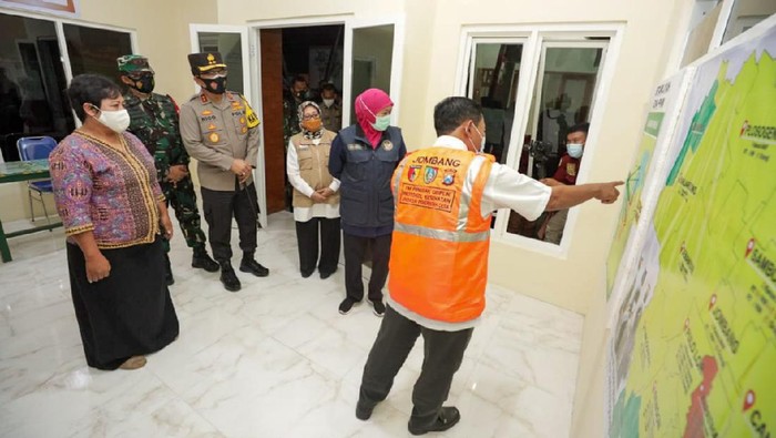 Gubernur bersama Pangdam V Brawijaya dan Kapolda Jatim mengecek PPKM Mikro di Kabupaten Jombang. Salah satunya ke desa yang keluar dari zona merah setelah PPKM mikro.