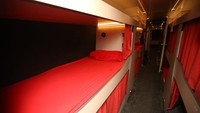 Bus ini juga dilengkapi tempat tidur yang nyaman. Vans For Bands menawarkan seluruh armadanya ke rumah sakit NHS untuk digunakan staf garis depan selama pandemi COVID-19.