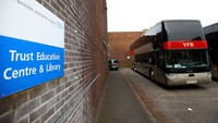 Bus tingkat mewah vans diparkir di luar pintu masuk Rumah Sakit Royal Berkshire untuk digunakan sebagai staf medis yang memerangi pandemi COVID-19  (8/4/2020) lalu di Reading, Inggris.