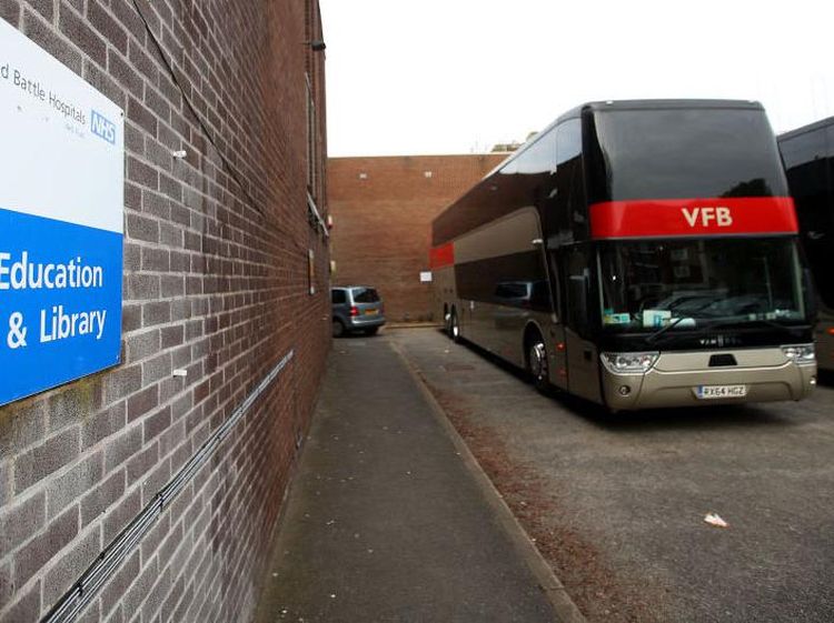 Foto Ada Bus Mewah Bantu Staf RS Perangi Pademi