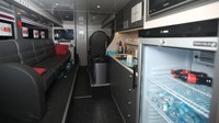 Begini suasana dapur di dalam bus. Biasanya bus mewah ini disewa oleh artis dan perusahaan untuk tur keliling Inggris dan Eropa.