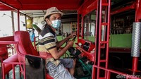 Didik Hermawan menunjukkan mobil odong-odong yang hampir rampung pengerjaannya.