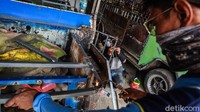 Pekerja melakukan pengelasan rangka sesuai dengan desain yang telah ditentukan.