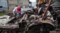 Sejumlah pekerja mengerjakan pembuatan mobil odong-odong di bengkel milik Didik di kawasan Jurang Mangu, Tangerang Selatan, Kamis (25/2/2021). 