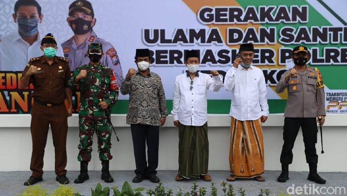 Apel Gerakan Santri Bermasker digelar Polres Kediri Kota. Gerakan tersebut diharapkan efektif memutus mata rantai COVID-19.