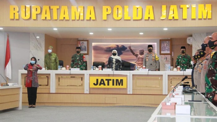 Kapolda Jawa Timur Irjen Pol Nico Afinta meluncurkan Gerakan Santri Bermasker guna memutus mata rantai COVID-19. Gerakan ini didukung para kiai dan ulama, serta Forkopimda Jatim.