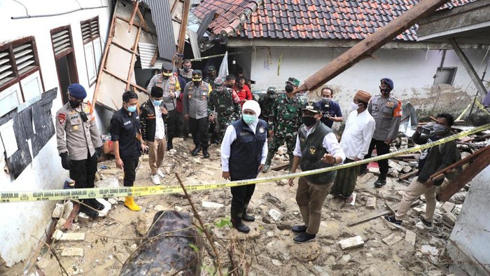 gubernur khofifah mendatangi lokasi longsor pamekasan