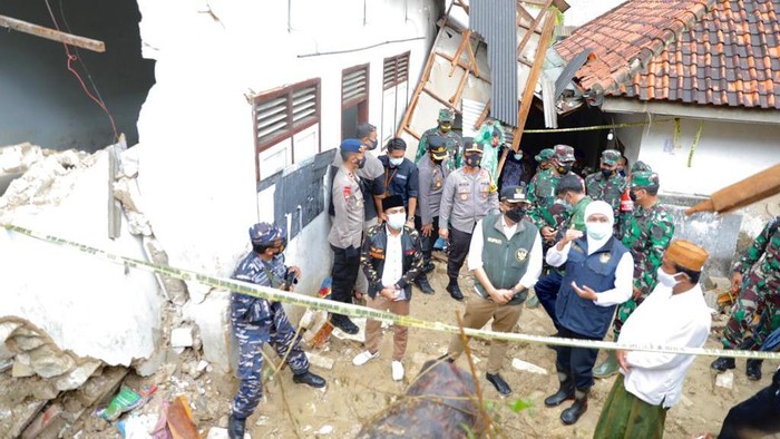 gubernur khofifah mendatangi lokasi longsor pamekasan
