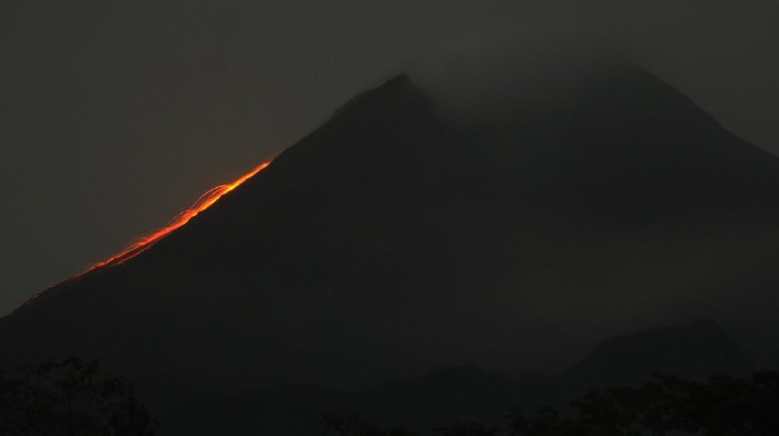Guguran lava pijar terlihat menuruni lereng Gunung Merapi dari wailayah Balerante, Kemalang, Klaten, Jawa Tengah, Rabu (24/2/2021) malam. Berdasarkan data Balai Penyelidikan dan Pengembangan Teknologi Kebencanaan Geologi (BPPTKG) periode (25/2/2021) pukul 00.00-06.00 WIB terjadi 67 kali gempa guguran dengan amplitudo 3-58 mm dan lama gempa 10-175 detik. ANTARA FOTO/Aloysius Jarot Nugroho/hp.