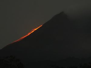 Gunung Merapi Luncurkan Guguran Lava Pijar