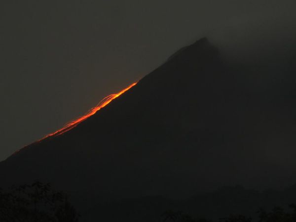 Gunung Merapi Luncurkan Guguran Lava Pijar