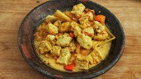 Dimasak dengan bumbu gulai, gulai tahu kuning ini jadi lauk enak untuk nasi hangat. Gurih lembut tahu berpadu dengan kuah gulai berempah yang pedas. Cara membuatnya bisa dilihat di sini. Foto: iStock