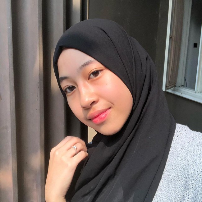 Adiba Khanza Az Zahra merupakan anak pertama dari almarhum ustadz Jefri Al Buchori dan Pipik Dian Irawati. Adiba lahir di Jakarta, 7 Juni 2000. Dia mempunyai adik yang sama-sama terjun ke dunia hiburan yaitu Abidzar Al Ghifari. Adiba aktif di Instagram @adiba.knza dan memiliki lebih dari 1,1 juta pengikut. Gaya hijabnya yang simpel membuat ia menjadi panutan bagi wanita seusianya. Foto: Instagram @adiba.knza.