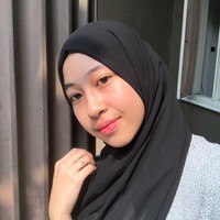 Adiba Khanza Az Zahra merupakan anak pertama dari almarhum ustadz Jefri Al Buchori dan Pipik Dian Irawati. Adiba lahir di Jakarta, 7 Juni 2000. Dia mempunyai adik yang sama-sama terjun ke dunia hiburan yaitu Abidzar Al Ghifari. Adiba aktif di Instagram @adiba.knza dan memiliki lebih dari 1,1 juta pengikut. Gaya hijabnya yang simpel membuat ia menjadi panutan bagi wanita seusianya. Foto: Instagram @adiba.knza.