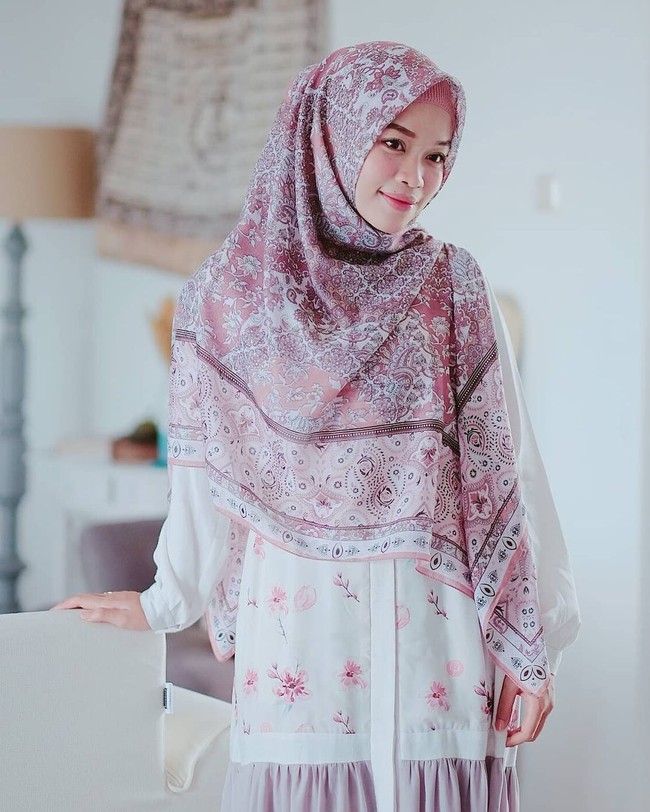 Putri sulung K.H. Abdullah Gymnastiar ini adalah Ghaida Tsurayya. Ghaida Tsurayya, dikenal sebagai desainer busana muslim. Gaya hijab sehari-harinya lebih bernuansa cerah dan pastel seperti DNA rancangannya. Ghaida Tsurayya juga selalu berpakaian syari yang tetap stylish. Ia mempunyai pengikut lebih dari 435 ribu di Instagram. Ghaida lahir pada 5 September 1988. Foto: Instagram @gdaghaida.