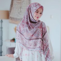 Putri sulung K.H. Abdullah Gymnastiar ini adalah Ghaida Tsurayya. Ghaida Tsurayya, dikenal sebagai desainer busana muslim. Gaya hijab sehari-harinya lebih bernuansa cerah dan pastel seperti DNA rancangannya. Ghaida Tsurayya juga selalu berpakaian syari yang tetap stylish. Ia mempunyai pengikut lebih dari 435 ribu di Instagram. Ghaida lahir pada 5 September 1988. Foto: Instagram @gdaghaida.