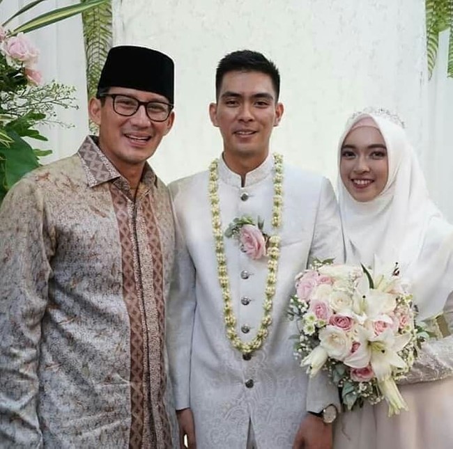 Ghefira Nur Fathimah adalah anak kelima dari ustaz kondang Abdullah Gymnastiar atau Aa Gym. Ghefira lahir pada 27 September 1996. Ghefira merupakan mahasiswi jurusan Visual Communication Design di Institut Teknologi Bandung (ITB). Ia menikah dengan Al Zindani di Masjid Daarut Tauhid, Bandung, Jawa Barat pada 2019. Foto: Instagram @elfira_pasion.