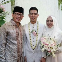 Ghefira Nur Fathimah adalah anak kelima dari ustaz kondang Abdullah Gymnastiar atau Aa Gym. Ghefira lahir pada 27 September 1996. Ghefira merupakan mahasiswi jurusan Visual Communication Design di Institut Teknologi Bandung (ITB). Ia menikah dengan Al Zindani di Masjid Daarut Tauhid, Bandung, Jawa Barat pada 2019. Foto: Instagram @elfira_pasion.