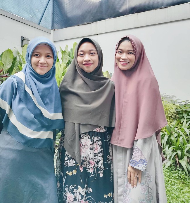 Nama puteri Aa Gym, Ghina Raudhatul Jannah jarang tersorot media. Ghina Raudhatul Jannah ialah puteri kedua dari Aa Gym. Ghina mempunyai lebih dari 18 ribu pengikut di Instagram. Dia juga kerap membagikan kegiatannya di akun media sosialnya tersebut. Dalam foto ini tampak Ghina, Ghefira dan Ghaitsa sedang foto OOTD. Foto: Instagram @gdaghaida.