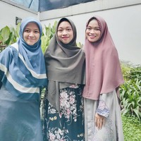 Nama puteri Aa Gym, Ghina Raudhatul Jannah jarang tersorot media. Ghina Raudhatul Jannah ialah puteri kedua dari Aa Gym. Ghina mempunyai lebih dari 18 ribu pengikut di Instagram. Dia juga kerap membagikan kegiatannya di akun media sosialnya tersebut. Dalam foto ini tampak Ghina, Ghefira dan Ghaitsa sedang foto OOTD. Foto: Instagram @gdaghaida.