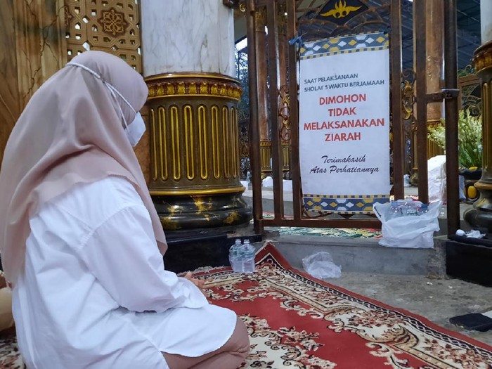 Ipuk Fiestiandani Azwar Anas akan dilantik jadi Bupati Banyuwangi pada Jumat (26/2). Hari ini, Ipuk ziarah ke makam Syaikhona Kholil di Bangkalan, guru dari banyak ulama di Tanah Air.