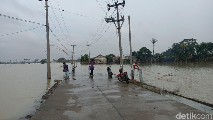 Jalan penghubung dua desa di Karawang terputus akibat terendam banjir.