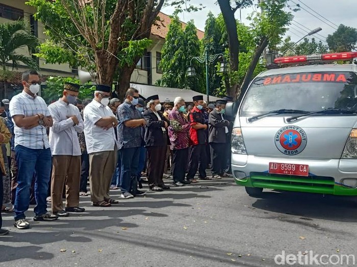 Jenazah pimpinan Majelis Tafsir Al-Quran (MTA) Ahmad Sukina disalatkan, Solo, Kamis (25/2/2021).