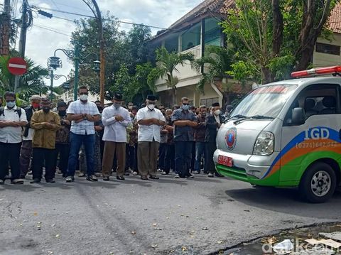 Jenazah pimpinan Majelis Tafsir Al-Qur'an (MTA) Ahmad Sukina disalatkan, Solo, Kamis (25/2/2021).