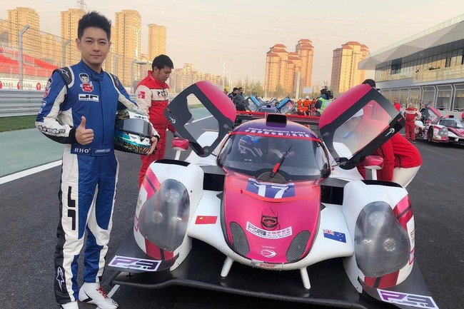 Selain menyanyi dan akting, pria dengan tinggi 172 cm ini juga menggeluti dunia balap mobil sejak 1997. Dia merupakan satu dari 10 pembalap top di Daratan China. Foto: Instagram/@jimmylin