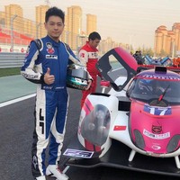 Selain menyanyi dan akting, pria dengan tinggi 172 cm ini juga menggeluti dunia balap mobil sejak 1997. Dia merupakan satu dari 10 pembalap top di Daratan China. Foto: Instagram/@jimmylin