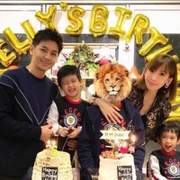 Jimmy Lin menikah dengan mantan model Taiwan, Kelly Chen, dan dikaruniai tiga anak. Sang istri kerap dikritik karena dianggap kurang cantik untuk seorang aktor setampan Jimmy Lin. Foto: Instagram/@jimmylin