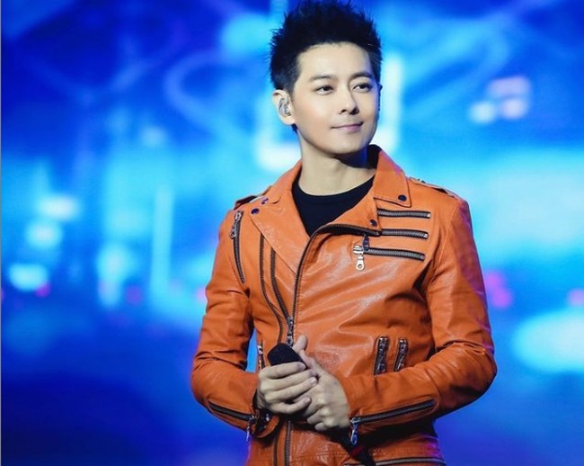 Selain menyanyi, ia juga terkenal sebagai aktor dan bintang iklan. Foto: Instagram/@jimmylin