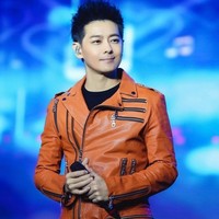 Selain menyanyi, ia juga terkenal sebagai aktor dan bintang iklan. Foto: Instagram/@jimmylin