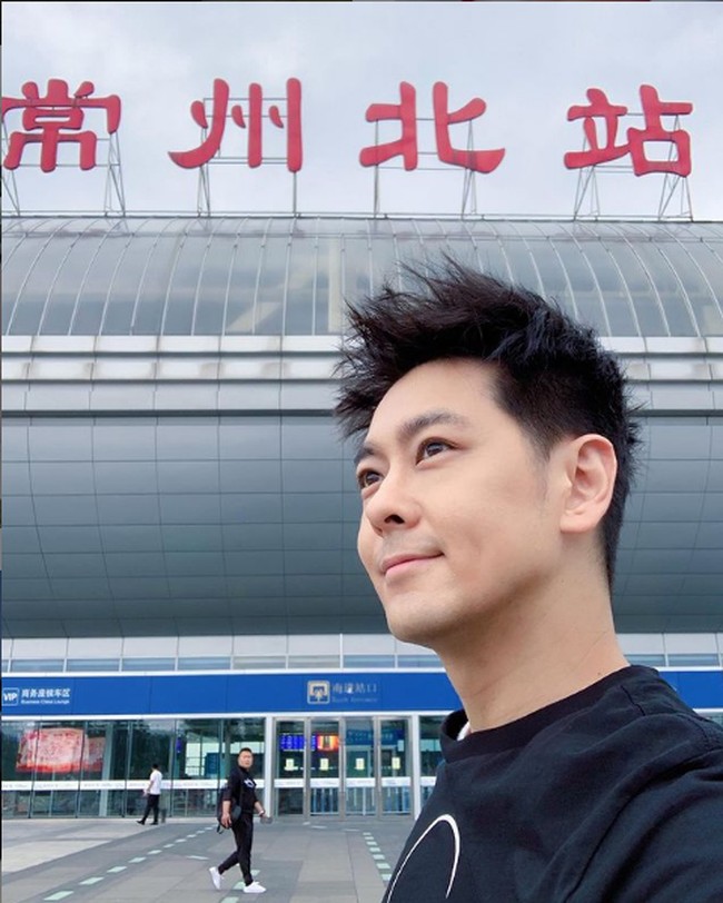 Apa rahasia awet muda seorang Jimmy Lin? Dia bilang saya harus makan lebih sehat, dan menyuruh saya mengonsumsi minuman kolagen, ujar Kevin Cheng, seperti dilansir Jayne Stars. Foto: Instagram/@jimmylin