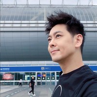 Apa rahasia awet muda seorang Jimmy Lin? Dia bilang saya harus makan lebih sehat, dan menyuruh saya mengonsumsi minuman kolagen, ujar Kevin Cheng, seperti dilansir Jayne Stars. Foto: Instagram/@jimmylin