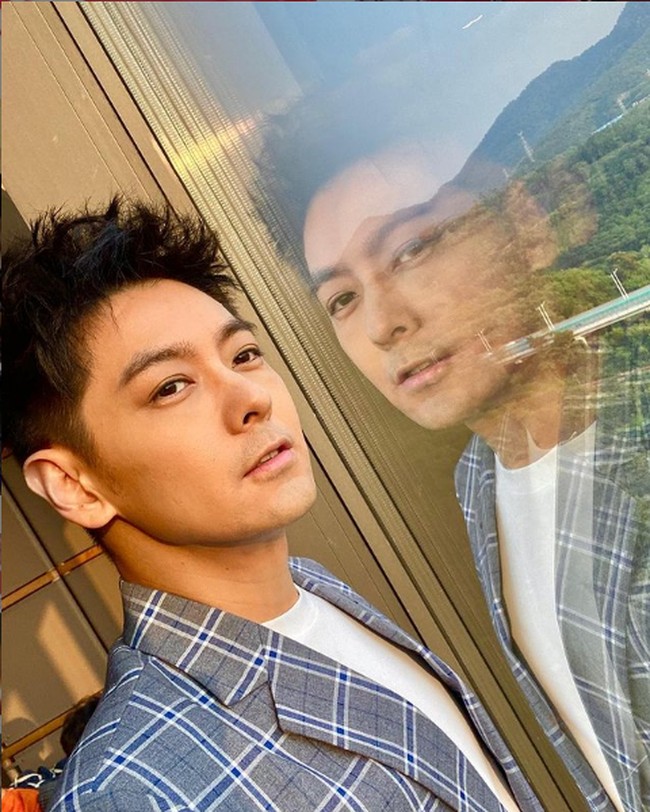 Selama 28 tahun berkarier di industri hiburan, tidak tampak perubahan berarti pada wajah maupun bentuk tubuhnya, dari awal debut hingga sekarang. Sosoknya yang tampak tak menua pun bikin penggemar takjub. Foto: Instagram/@jimmylin