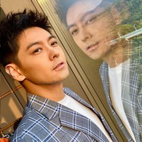 Selama 28 tahun berkarier di industri hiburan, tidak tampak perubahan berarti pada wajah maupun bentuk tubuhnya, dari awal debut hingga sekarang. Sosoknya yang tampak tak menua pun bikin penggemar takjub. Foto: Instagram/@jimmylin