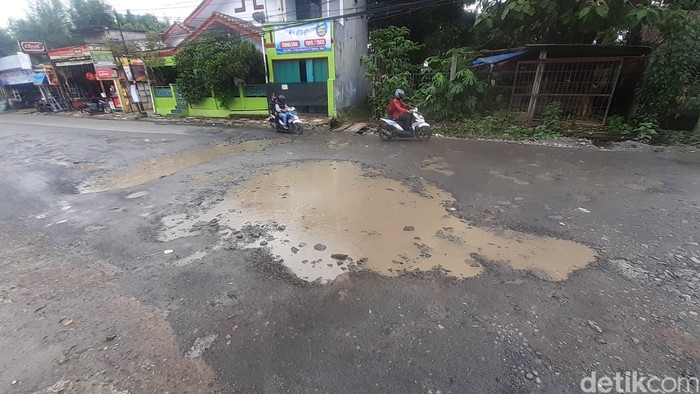 Jl Raya Cikaret di Cibinong rusak lagi setelah sempat ditambal, 25 Februari 2021. (Afzal Nur Iman/detikcom)
