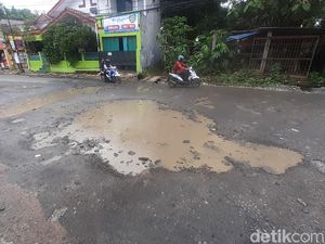 Jl Cikaret Bogor yang Rusak Akan Diperbaiki, Dinas PUPR Mulai Survei
