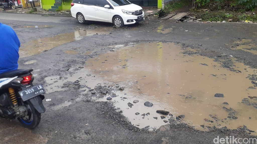Jl Raya Cikaret di Cibinong rusak lagi setelah sempat ditambal, 25 Februari 2021. (Afzal Nur Iman/detikcom)