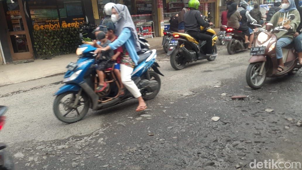 Jl Raya Pabuaran, Kabupaten Bogor, masih rusak, 25 Februari 2021. (Afzal Nur Iman/detikcom)