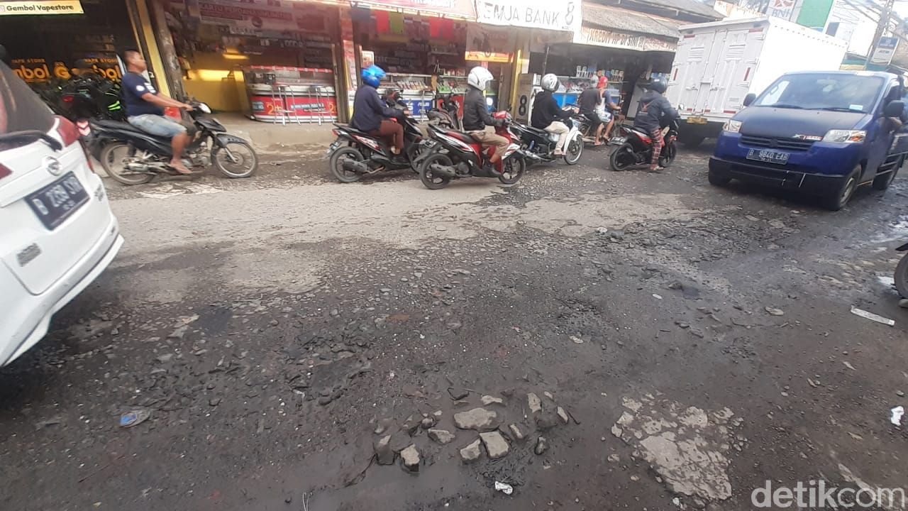Jl Raya Pabuaran, Kabupaten Bogor, masih rusak, 25 Februari 2021. (Afzal Nur Iman/detikcom)