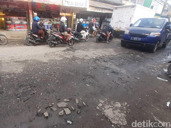 Jl Raya Pabuaran, Kabupaten Bogor, masih rusak, 25 Februari 2021. (Afzal Nur Iman/detikcom)