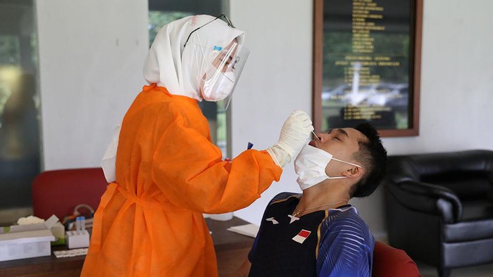 Jonatan Christie menjalani tes swab PCR menjelang divaksinasi COVID-19.