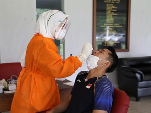 Jelang Divaksin COVID-19, Jonatan Christie Cs Dites PCR dan Antigen