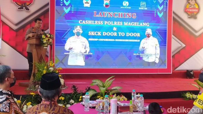Kapolda Jateng Irjen Ahmad Luthfi meresmikan pelaksanaan ‘Cashless dan SKCK Door To Door’ di Polres Magelang, Kamis(25/2/2021).